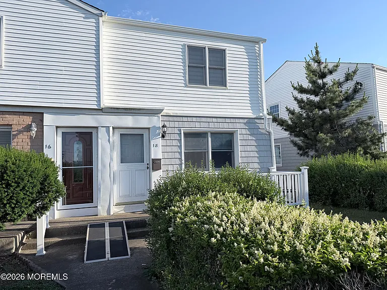 18 Howland Ave — Photo 1