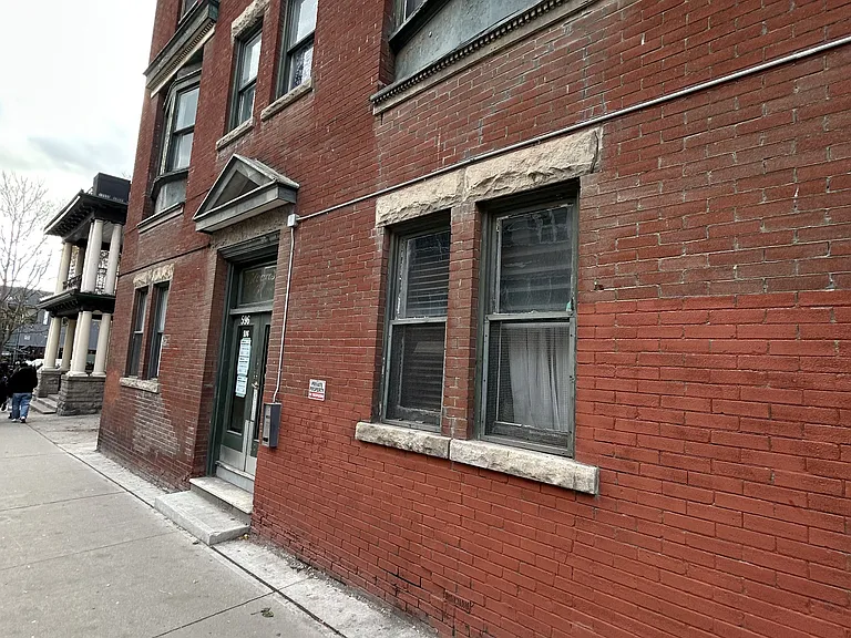 596 Church St #1A — Photo 4