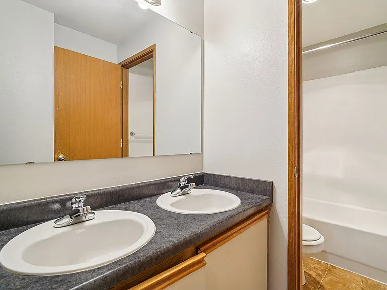 Adams Court Apartments — Photo 66