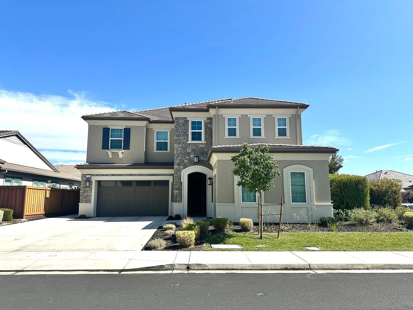 Gorgeous Custom 5 Bedroom 4 Bath Home in Brentwood Gated Community. — Photo 1