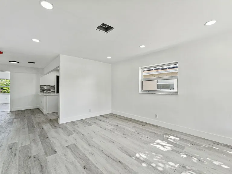 573 NW 2nd Way — Photo 3