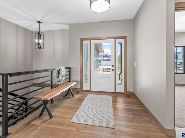 713 S 4th Cir, Brandon, SD 57005