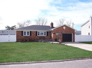 24 W 1st St, Deer Park, NY 11729