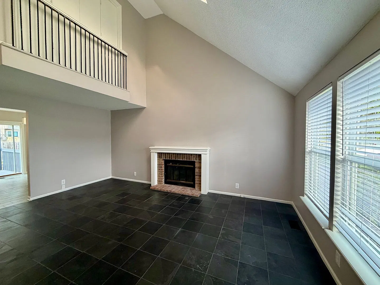  10639 Spacious Duplex in Prime Location + Finished Basement + Award Winning Blue Valley Schools — Photo 2