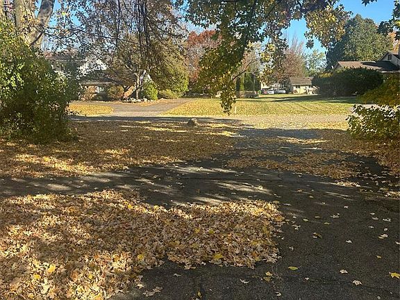 3rd image of 29585 Woodhaven Ln