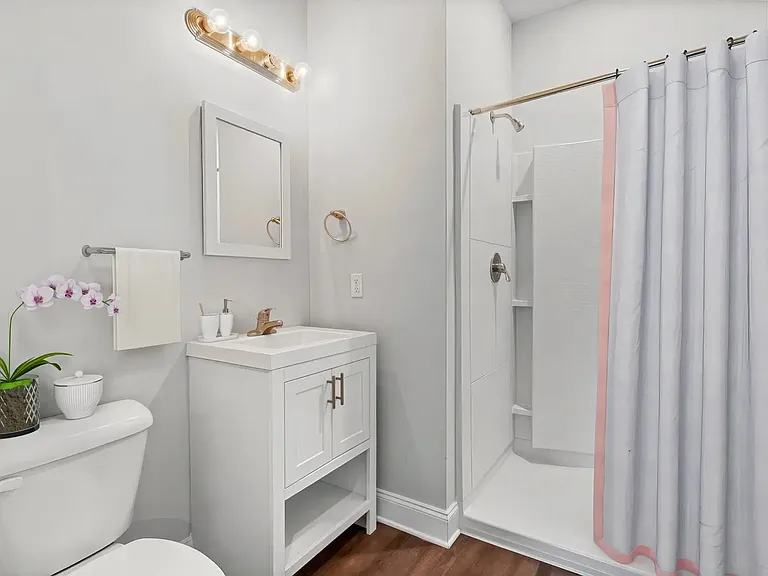 Hickory Grove Apartments — Photo 21