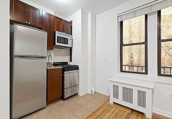 3rd image of 225 W 23rd St APT 2K