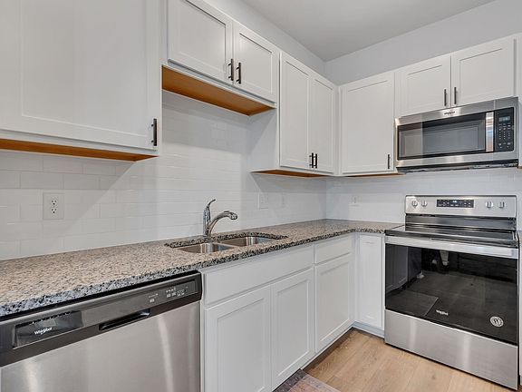4th image of 809 Dallas Dr