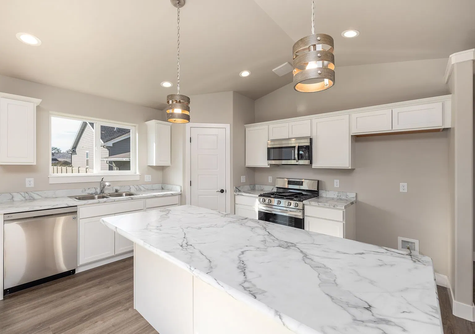 3 Bedroom 2 Bathroom Home Located in Copper Ridge Beautiful Single-Level Living! — Photo 4