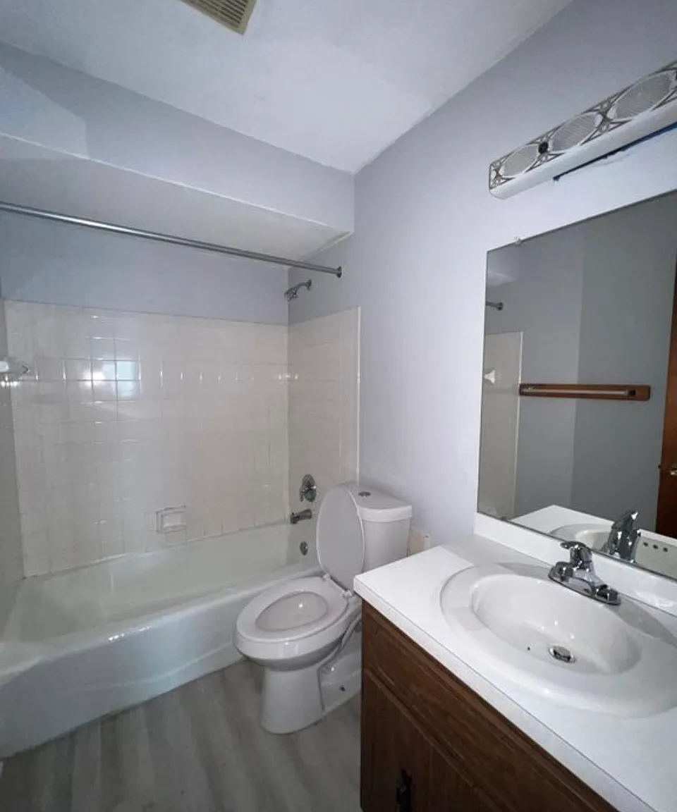2 bed, 1050 sqft, $985 — Photo 3