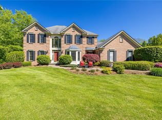 72 Meadow Cove Rd, Pittsford, NY 14534