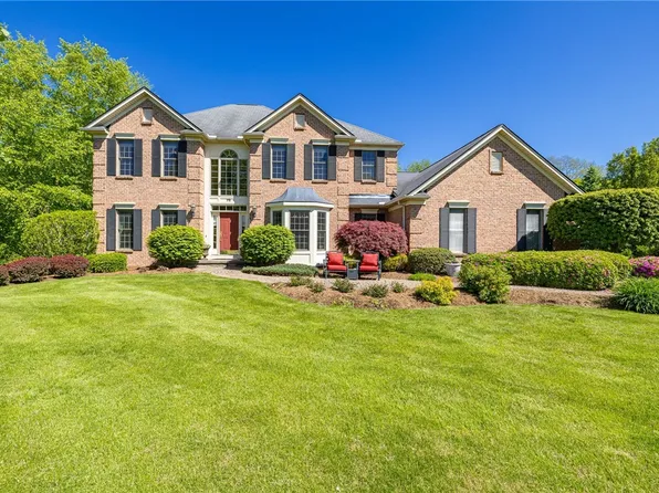 72 Meadow Cove Rd, Pittsford, NY 14534