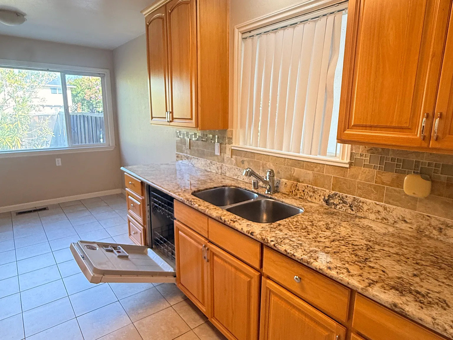 3 bed, 1300 sqft, $4,300 — Photo 4