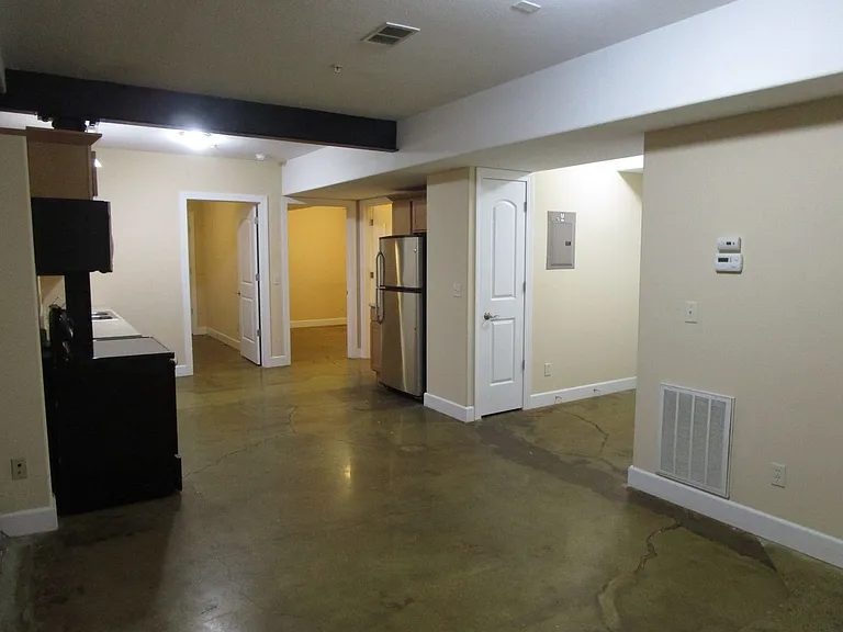 810 E Broadway — Photo 7