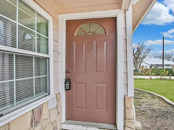 5th image of 739 Coral St