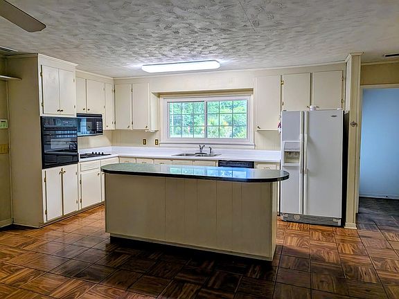 2nd image of 122 Joseph Dr