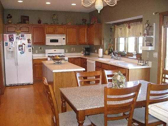 3rd image of 918 Woods Dr