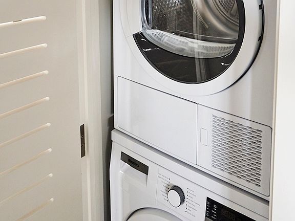 5th image of 220 E 72nd St #9D