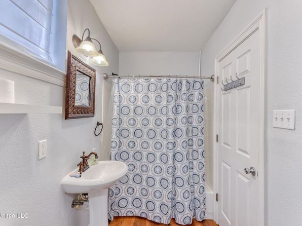 699 Dunbar Ave APT 104, Bay Saint Louis, MS 39520