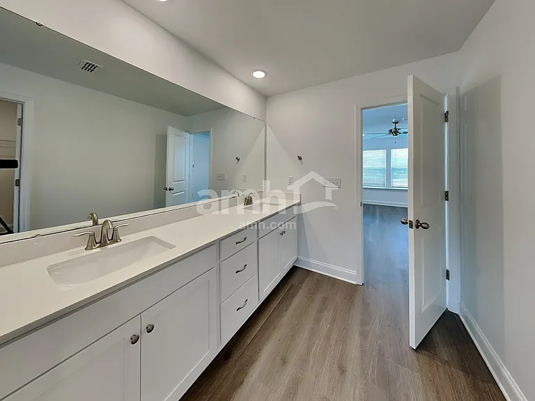 1128 Livengood Way — Photo 8