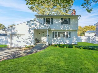 17 Sycamore St, Melville, NY 11747