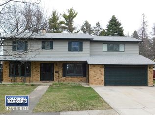 5 Evergreen Cir, Dekalb, IL 60115