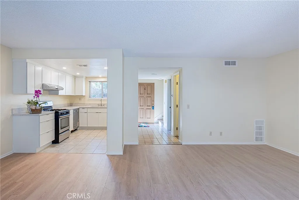 2 bed, 1.5 bath, 1381 sqft, $2,975 — Photo 2
