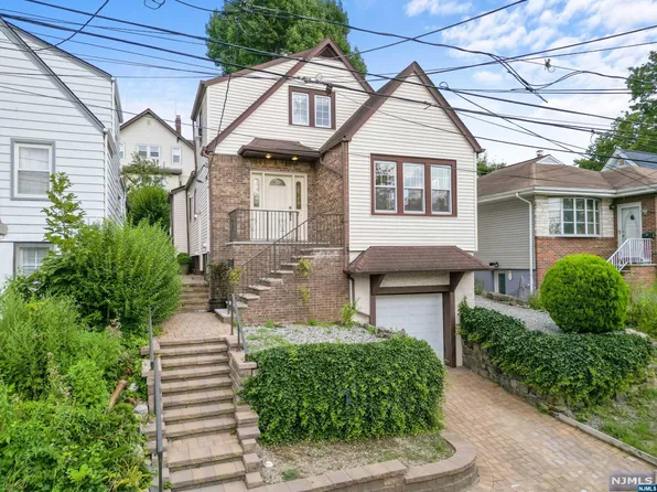 728 Stewart St, Ridgefield, NJ 07657