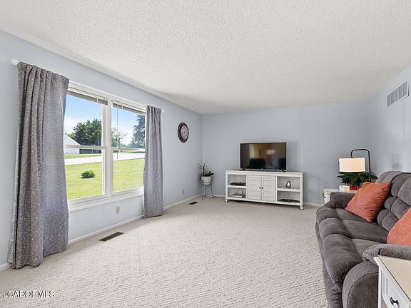 4th image of 6112 Rainbow Dr