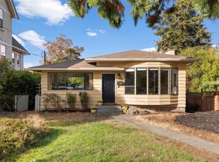 1556 Gladstone Ave, Victoria, BC V8R 1S5
