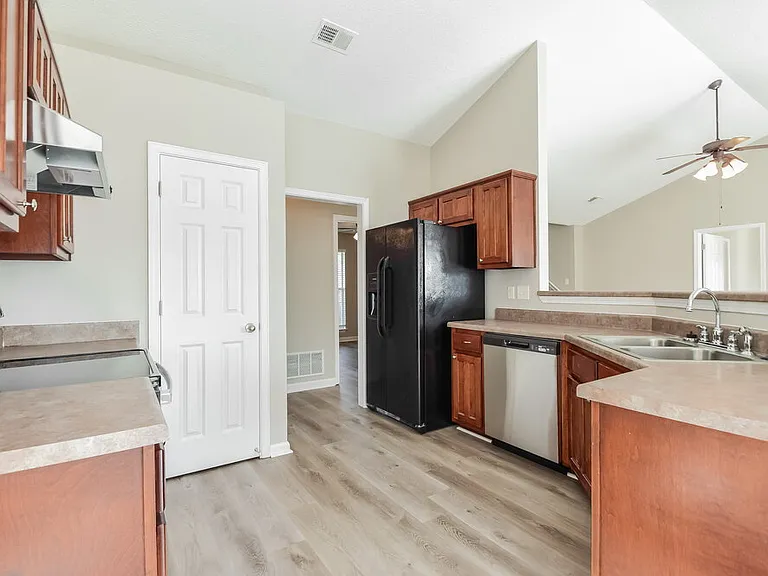 8169 Manhatten Dr — Photo 7