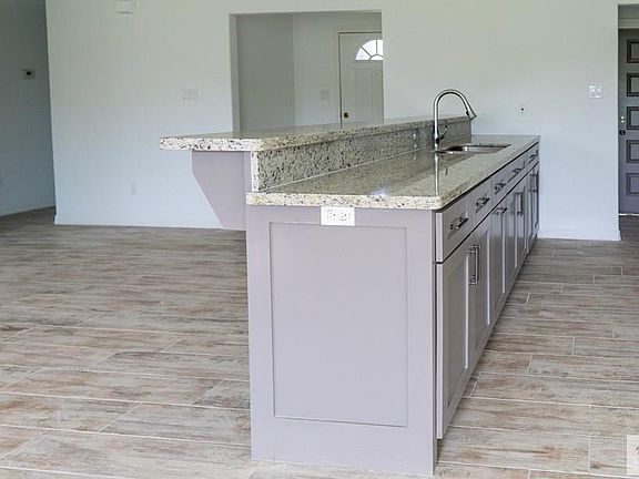 5th image of 821 Alexandria Ave