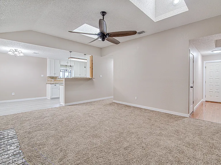 937 Springhill Dr — Photo 2