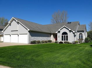 801 E River Dr, Omro, WI 54963