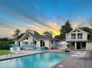 8 Wells Ln, Hampton Bays, NY 11946