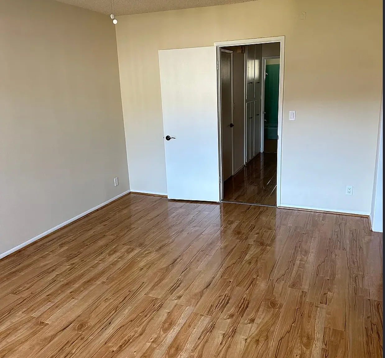 1 bed, 900 sqft, $2,400 — Photo 4