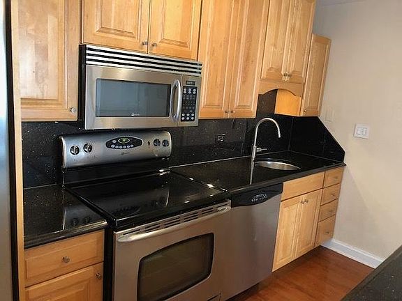 5th image of 100 E Walton St APT 10DE