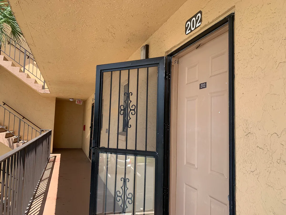Building Photo - 9370 SW 8th St #202