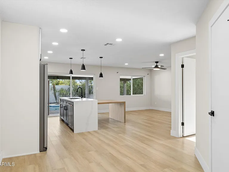 5117 E Beck Ln — Photo 5