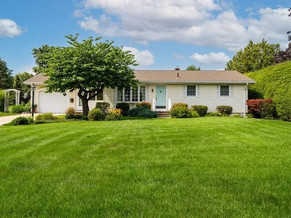 7 Nicholls Dr, Holyoke, MA 01040