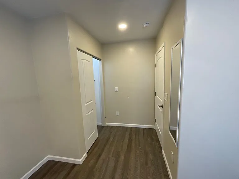 1214 E Elm St — Photo 14
