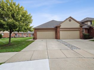 16895 Country Ridge Ct, Macomb, MI 48044