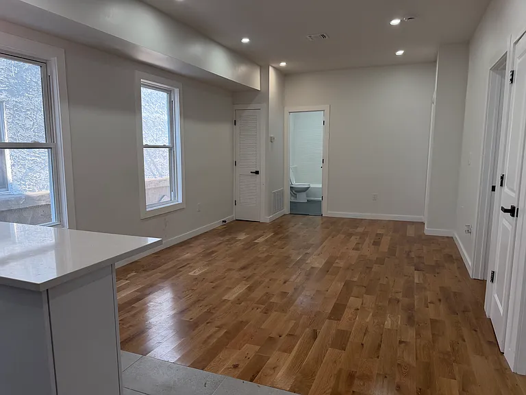 183 Woodside Ave #1F — Photo 1