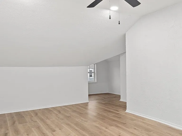 1032 E Tucker St — Photo 9