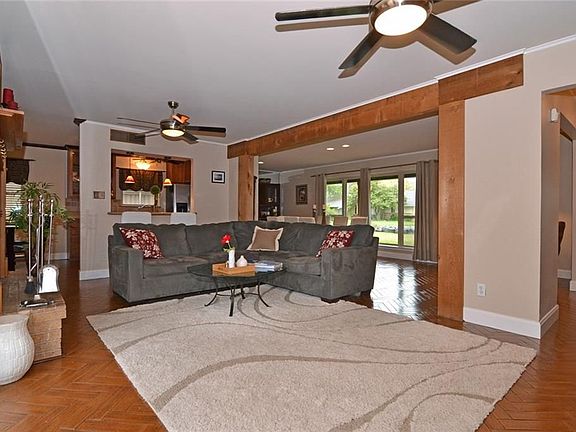4th image of 3372 Camelot Dr