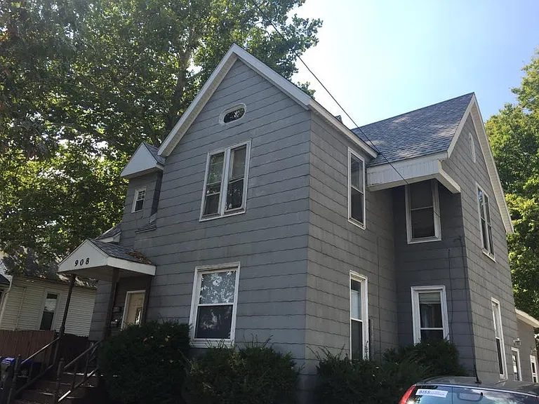908 1/2 N Center St — Photo 1