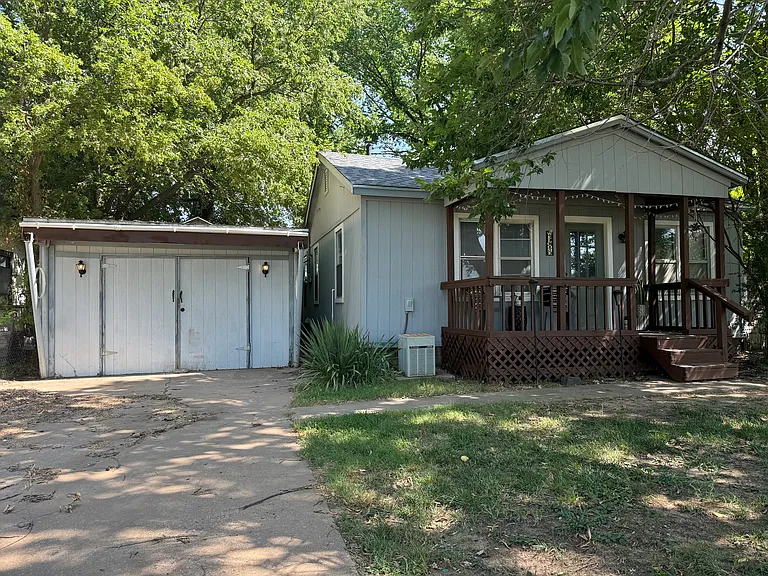 1240 E Walnut St — Photo 1