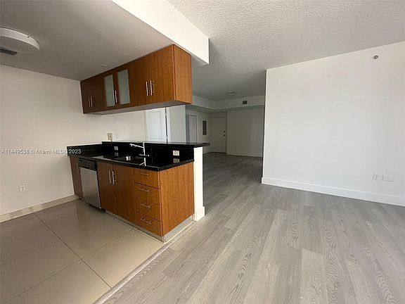 4th image of 601 NE 23rd St APT 502