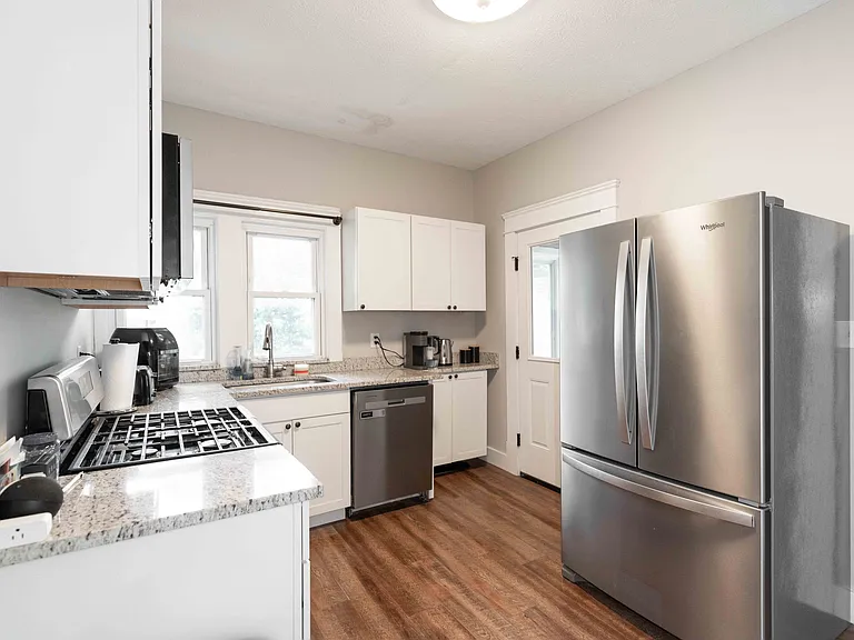 1374 Gladys Ave — Photo 6