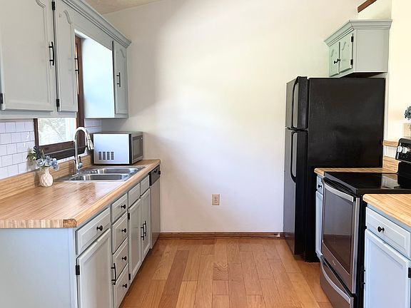 3rd image of 1620 18th St SE